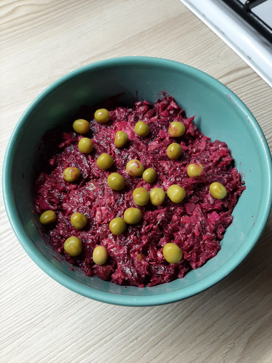 Свёкла перебивает другие овощи, поэтому салаты с ней выглядят одинаково