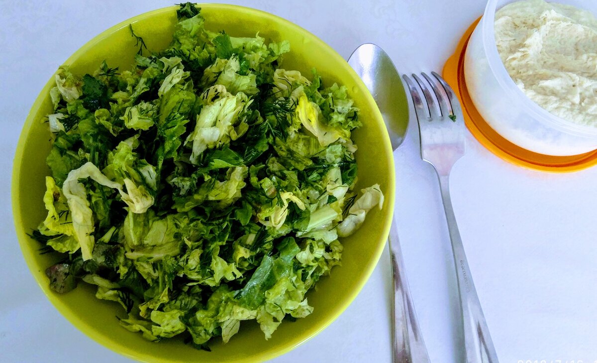 Еда на работе: мега-салат + холодный риет: 150 граммов курицы +25 граммов сливочного масла.