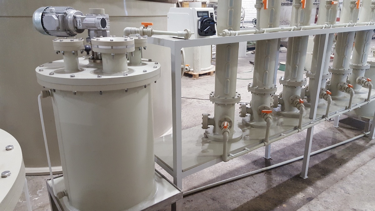 Рисунок 2. Емкость с мешалкой для исходного раствора на перколяцию.