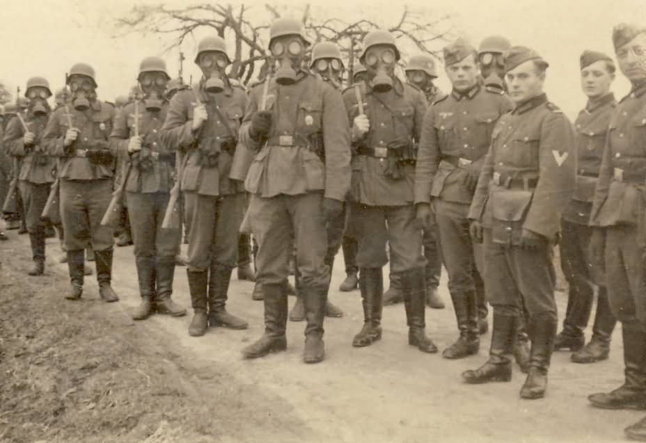 1941 вермахт группы армий. Противогаз вермахта Gasmaske 1941. Солдаты нацистской Германии. Немецкий солдат в противогазе. Противогаз в немецкой армии.