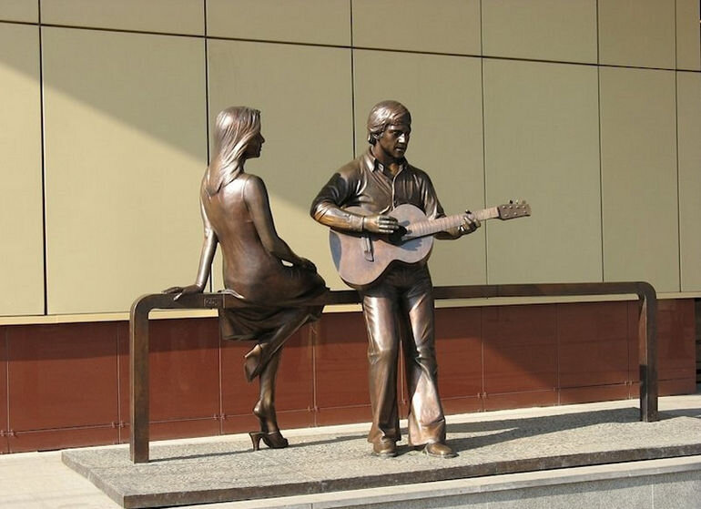 Памятник Владимиру Высоцкому и Марине Влади в Екатеринбурге