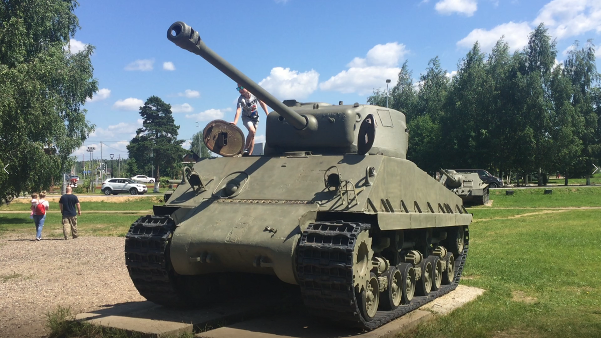 Шерман на площадке музея