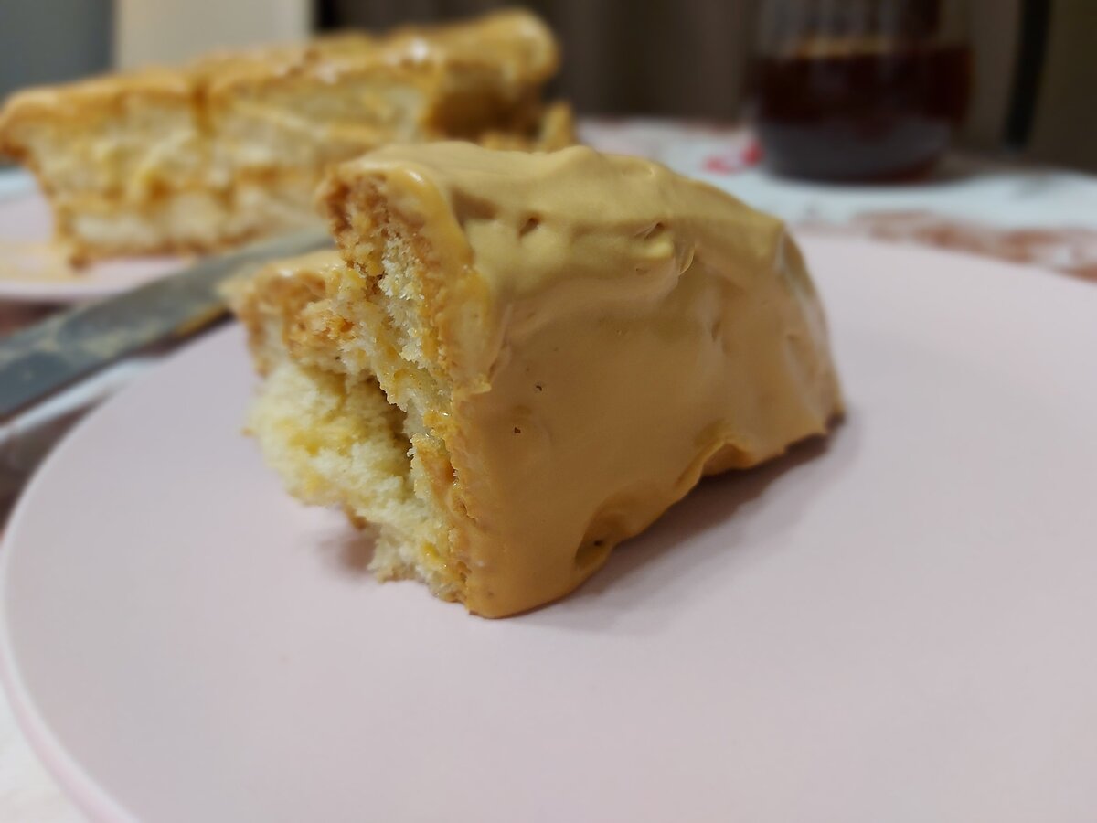 Мой кусочек на боку, зато весь крем наверху)))