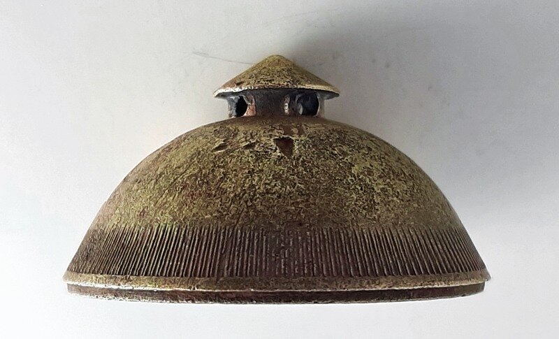 Шайба 22 секундной трубки двойного действия от 3-х дюймовой шрапнели - на верху расположен характерный грибок для выхода пороховых газов механизма задержки срабатывания вышибного заряда