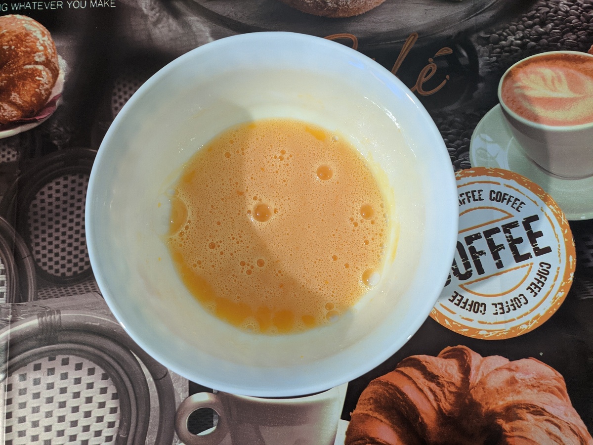 взбиваем яйца с сахаром и солью