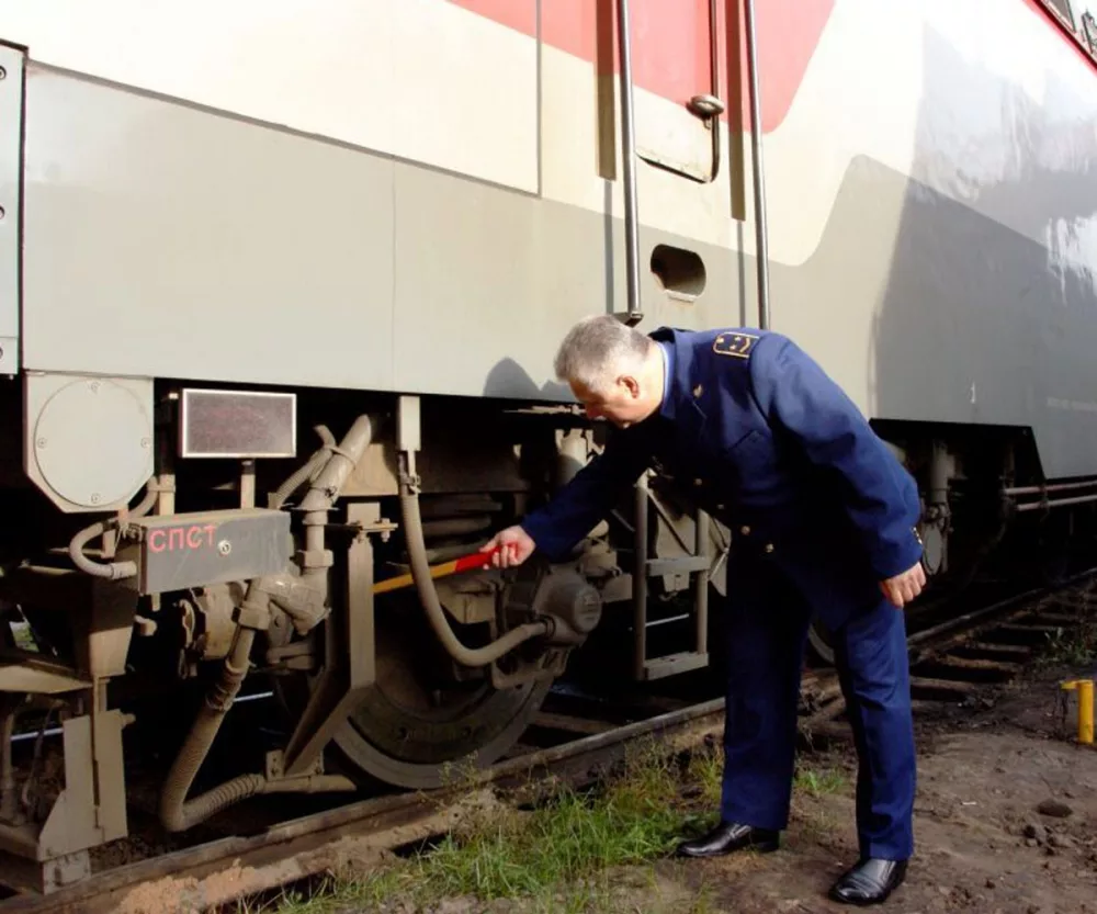 Осмотр вагонов. Приемка Локомотива локомотивной бригадой тепловоза. Порядок приемки Локомотива локомотивной бригадой. Локомотивная бригада депо. Сенная. 2эс6 приемка машинисту электровоза