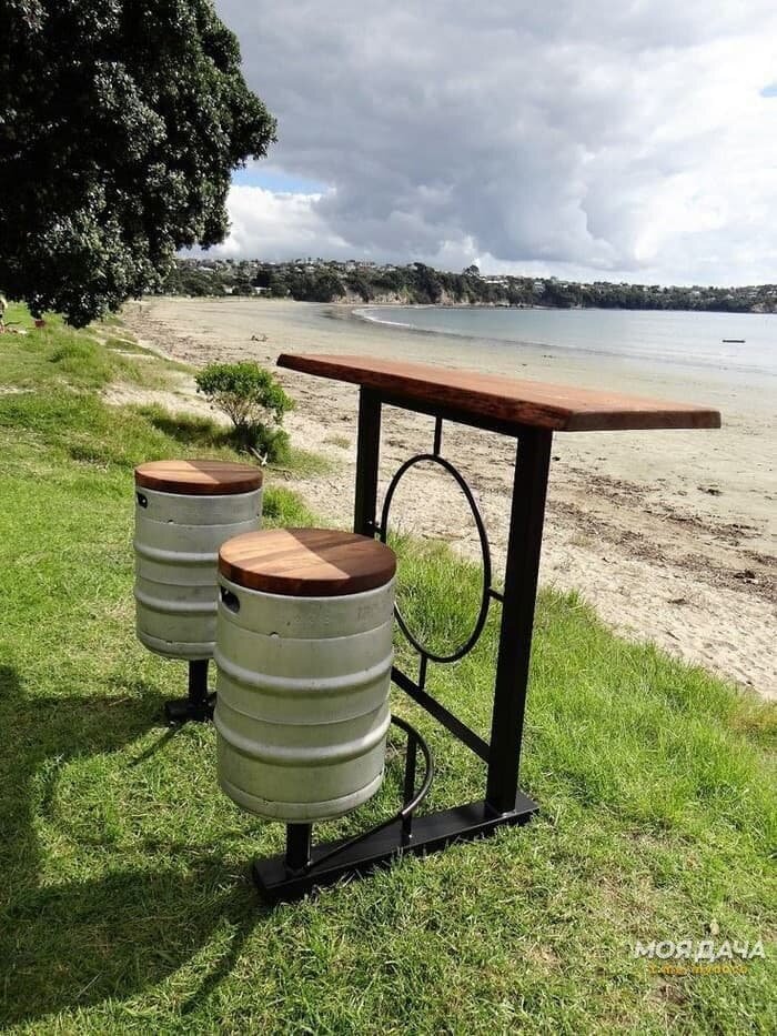 Удобный столик со такими декоративными стульями.