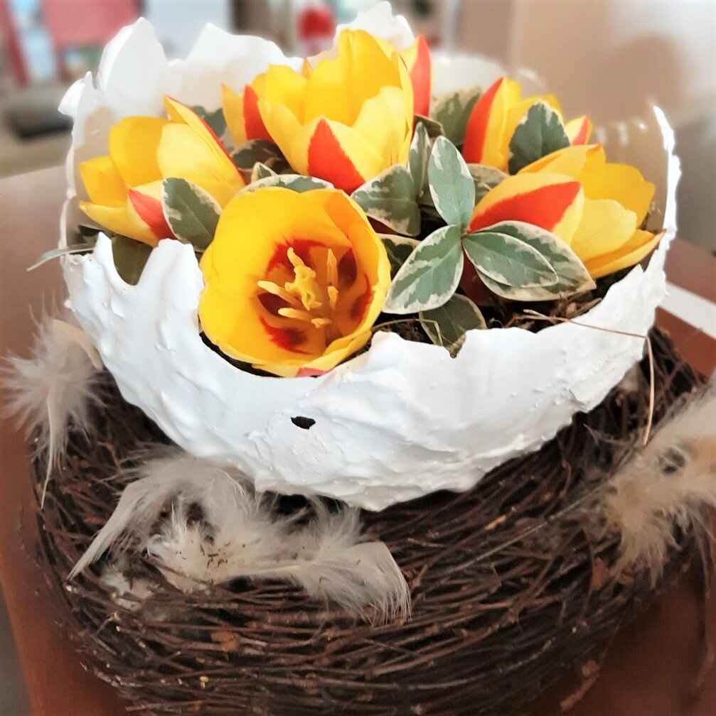 Декоративная композиция с тюльпанами