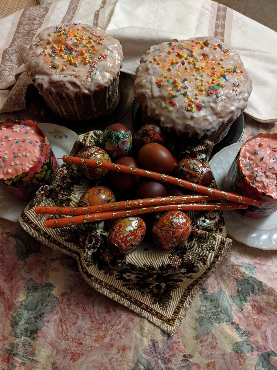 В этот раз куличи выпекались , как говорится, на скорую руку. Украшались тёплыми, что не могло не сказаться на виде глазури. Не делайте моих ошибок, украшайте полностью остывшие куличи.