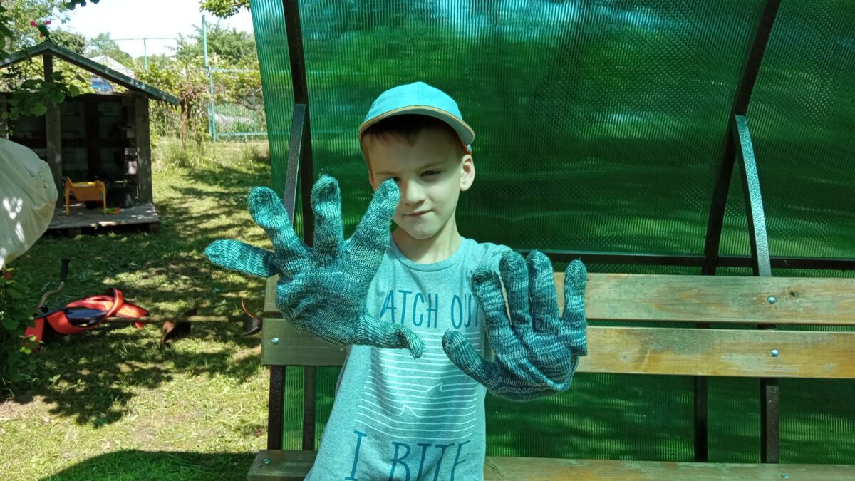 Мой маленький дачник😊