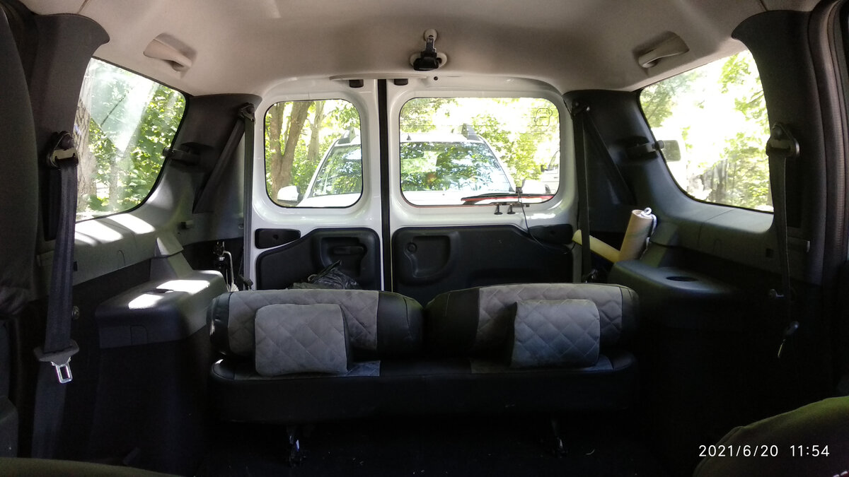 Вид места водителя, смотришь будто в тоннель.