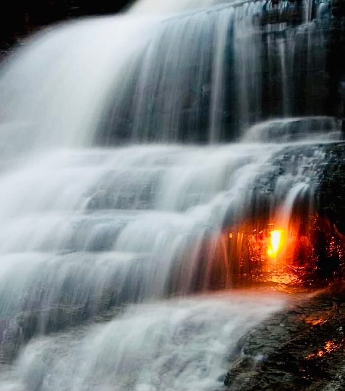 Фотография сия чуда! © Реально вечный огонь горящий более 420 млн лет. Расскажу подробнее