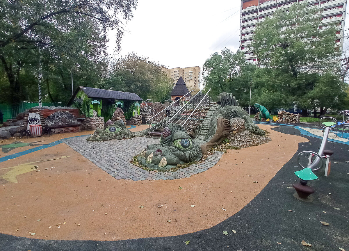 Необычная детская площадка, "с драконом и динозаврами". Москва. Фото автора статьи (ещё 3 фото)