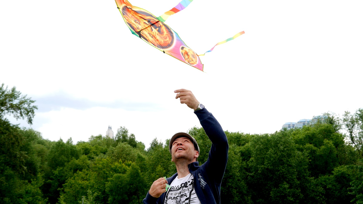 Муж запускает змея