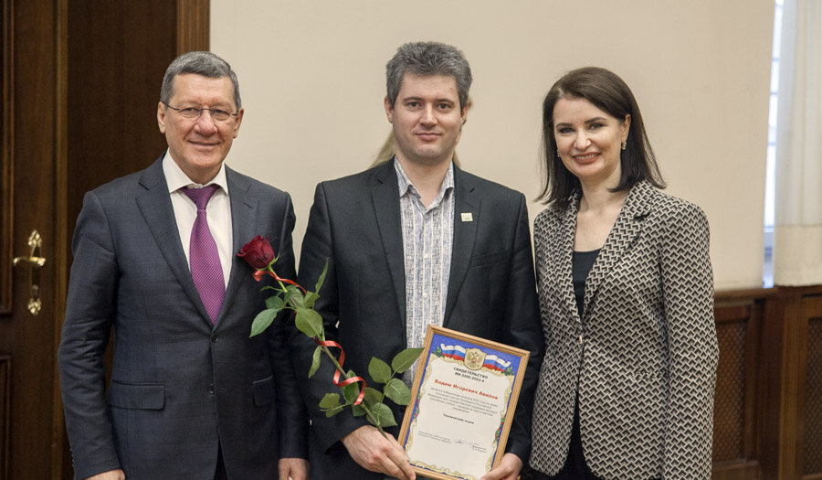 Церемония торжественного вручения свидетельств победителям конкурсов на право получения президентских грантов прошла в главном корпусе Южного федерального университета.