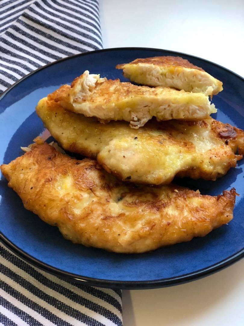 Куриные грудки запеченные с домашним сыром, помидорами, луком и грибами