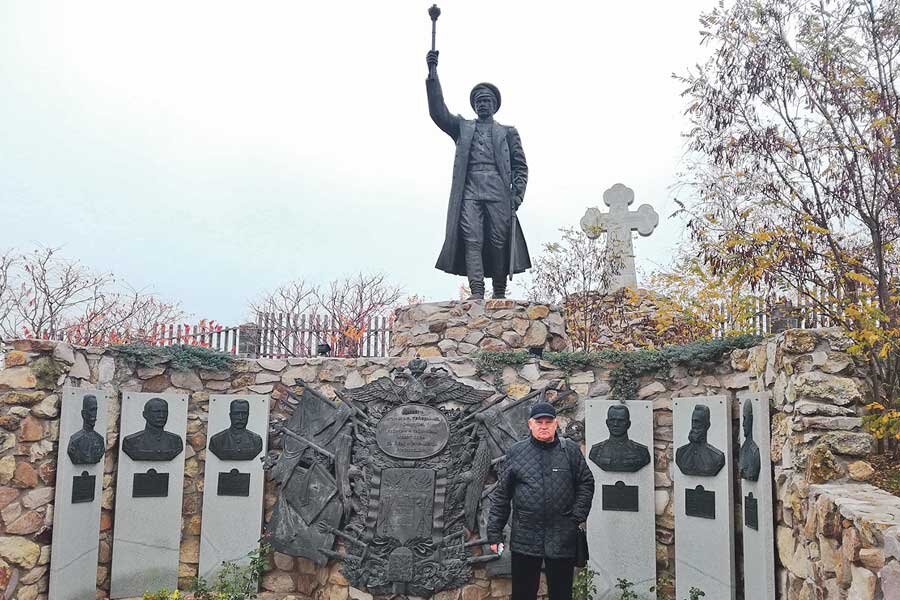 Памятник генералу краснову. Станица Еланская Ростовская область памятник Краснову. Памятник атаману Краснову в станице Еланской. Памятник генералу Краснову в станице Еланской Ростовской области. Памятник Краснову ст. Еланская Мелихов.