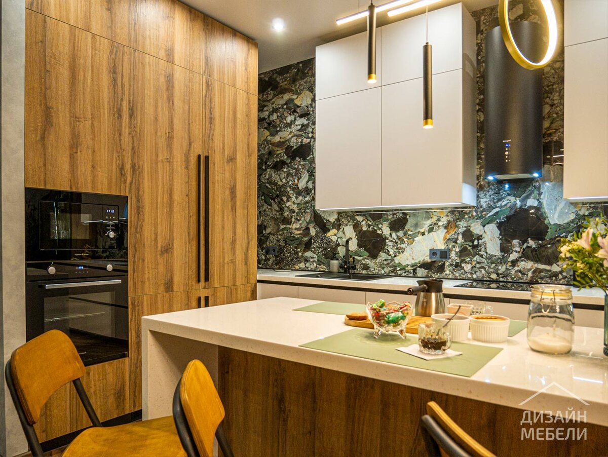 Кухня с островом в современном минимализме, стеклянным шкафом-баром, секцией встроенной бытовой техники в потолок и сногсшибательной акцентной стеной / Дизайнер: Никита Лапенóк / Проект сдан: Декабрь 2021 г. 