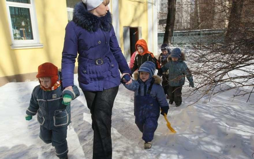 Без детей выходи можно. Прогулка в детском саду. Дети на прогулке. Дети гуляют на улице. Прпогулка в детском сад у.