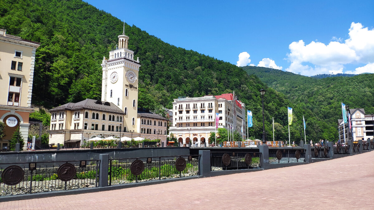 Привезут вас сюда. Это Роза Долина. Начало экскурсии и она же конец )) Просто идите на подъемник. Здесь погуляете и сделаете фото потом.