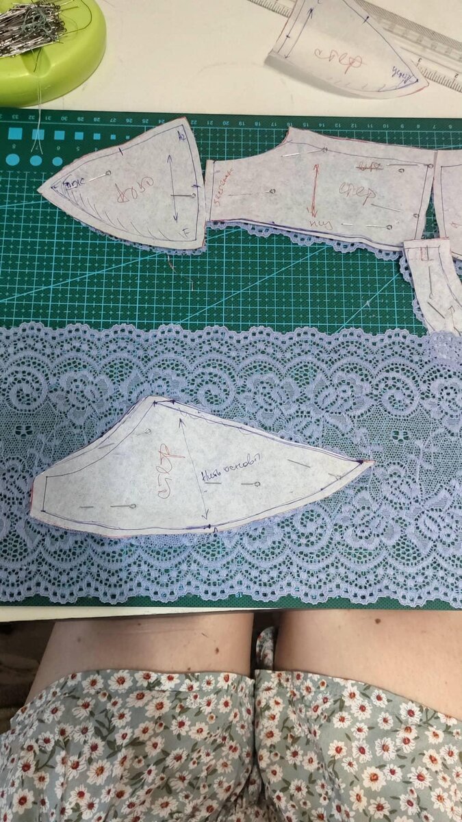 Ноги упираются в стол)Спина буквой зю)Ни о каких ровных строчках речи не идёт)