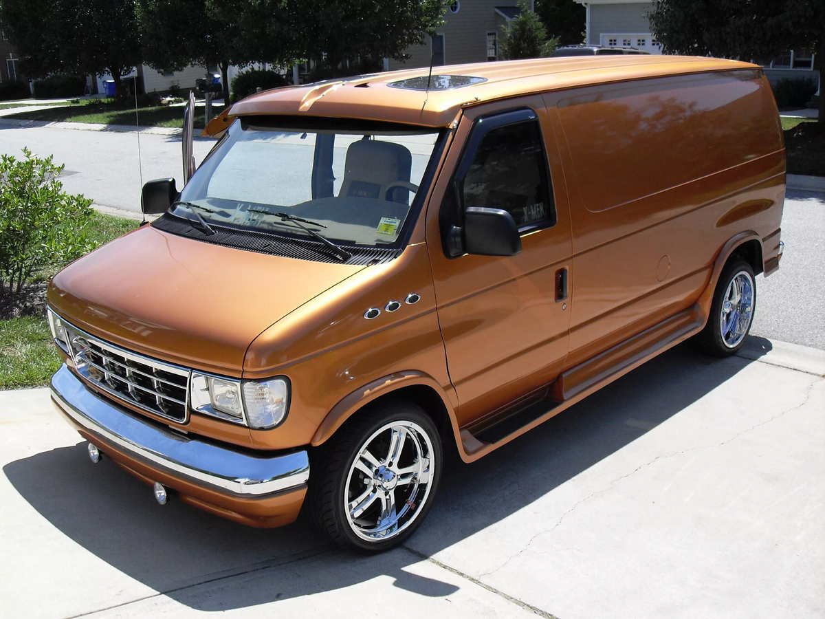 Ford Econoline 1993  года  выпуска 5.0 литра 155 л.с.,задний привод,автомат Цена  850 000  рублей Ford Econoline  1997  года  выпуска 5.8  литра 210 л.с.