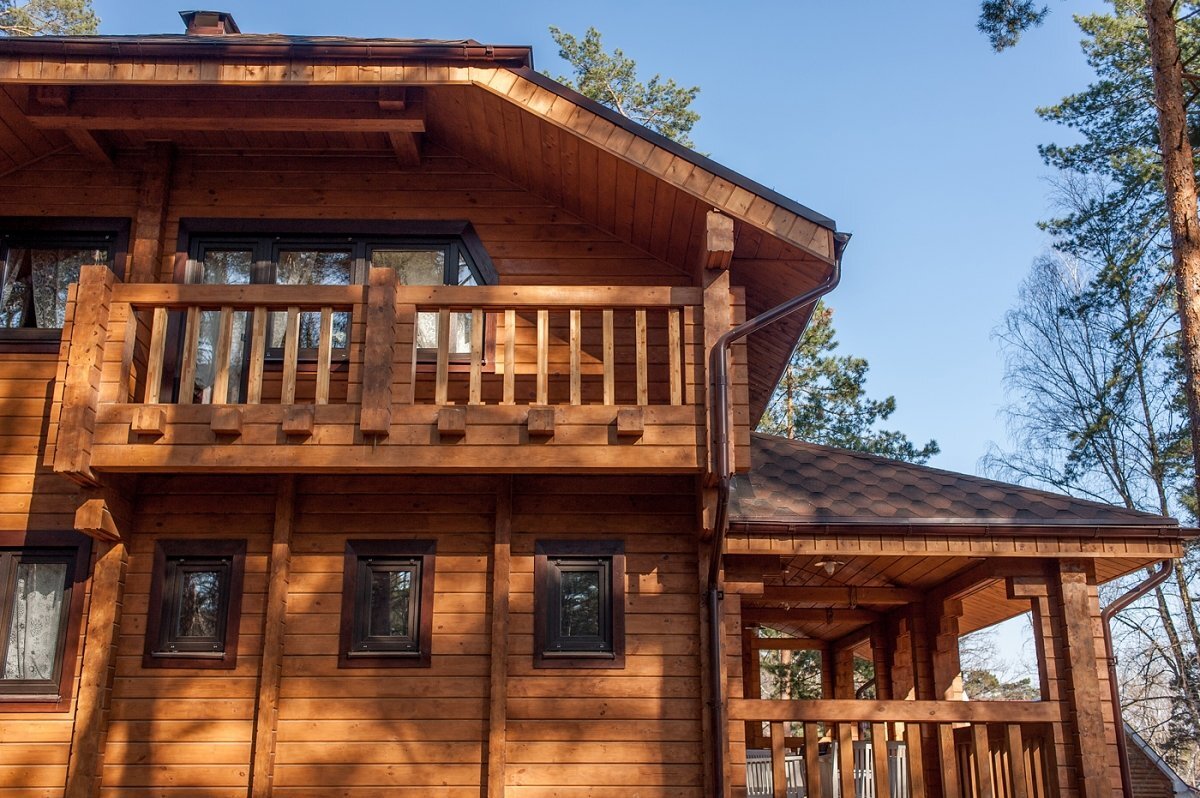 деревянные дома с балконом. эксклюзивные деревянные виллы. витославлицы великий новгород. деревянный нн. красивые деревянные дома.