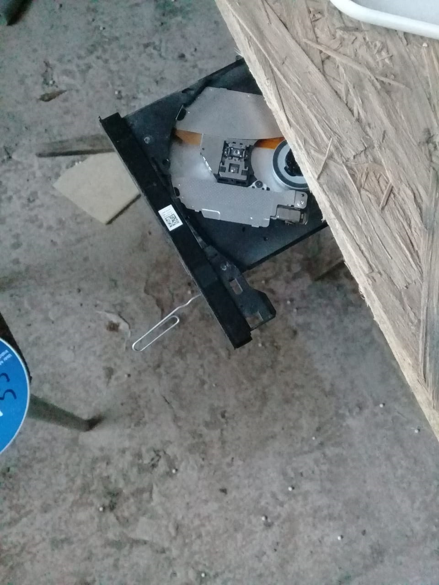 Первый спрятанных код от двери, был написан на диске. Сам диск лежал в закрытом сидироме.