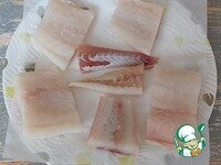     Филе трески нарезаем на порционные кусочки. Промокаем бумажными салфетками, обтираем солью (1/2 ч. л.).