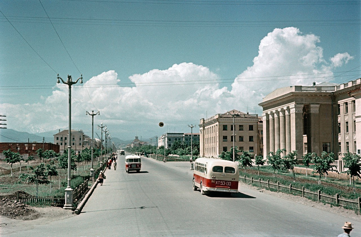 Советские городские фото. Нальчик в 1950. Архитектура СССР фотографии семена Фридлянда. Улица Ленина Нальчик. Нальчик 1980.