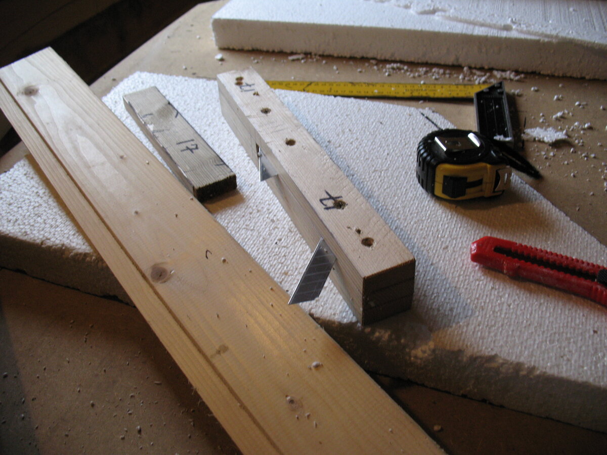 Лезвия, зажатые между брусков обеспечивают последовательный рез на увеличивающуюся глубину