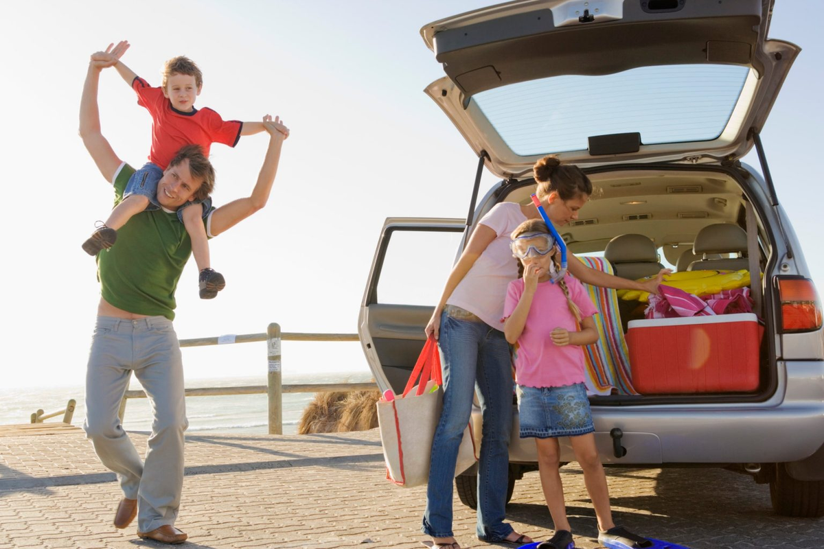 Путешествия смех. Автопутешествие семьей. Семья с автомобилем. Авто для путешествий. Семейная машина для путешествий.