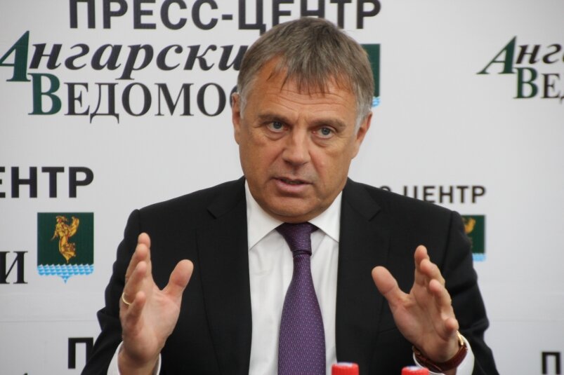 Доходы мэра Ангарского городского округа Сергея Петрова за 2021 год составили 118,7 млн рублей. Таким образом ему удалось увеличить доход по сравнению с 2020-м в 15 раз с 7,7 млн на 110,9 млн. При этом имущество градоначальника осталось прежним. Более того, управленец приобрел себе небольшой дом на колесах — легковой автомобиль Hobby K60FS, пишет ИА IrkutskMedia.