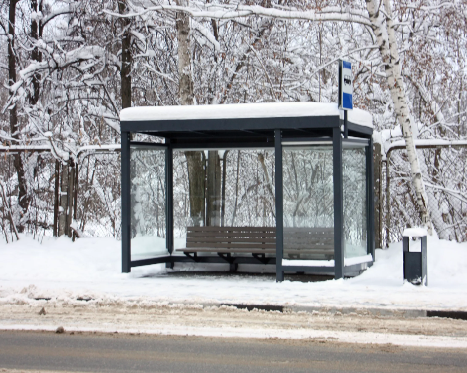 Остановилась фото. Остановка Московская область. Автобусная остановка. Зимняя остановка. Автобусная остановка зимой.