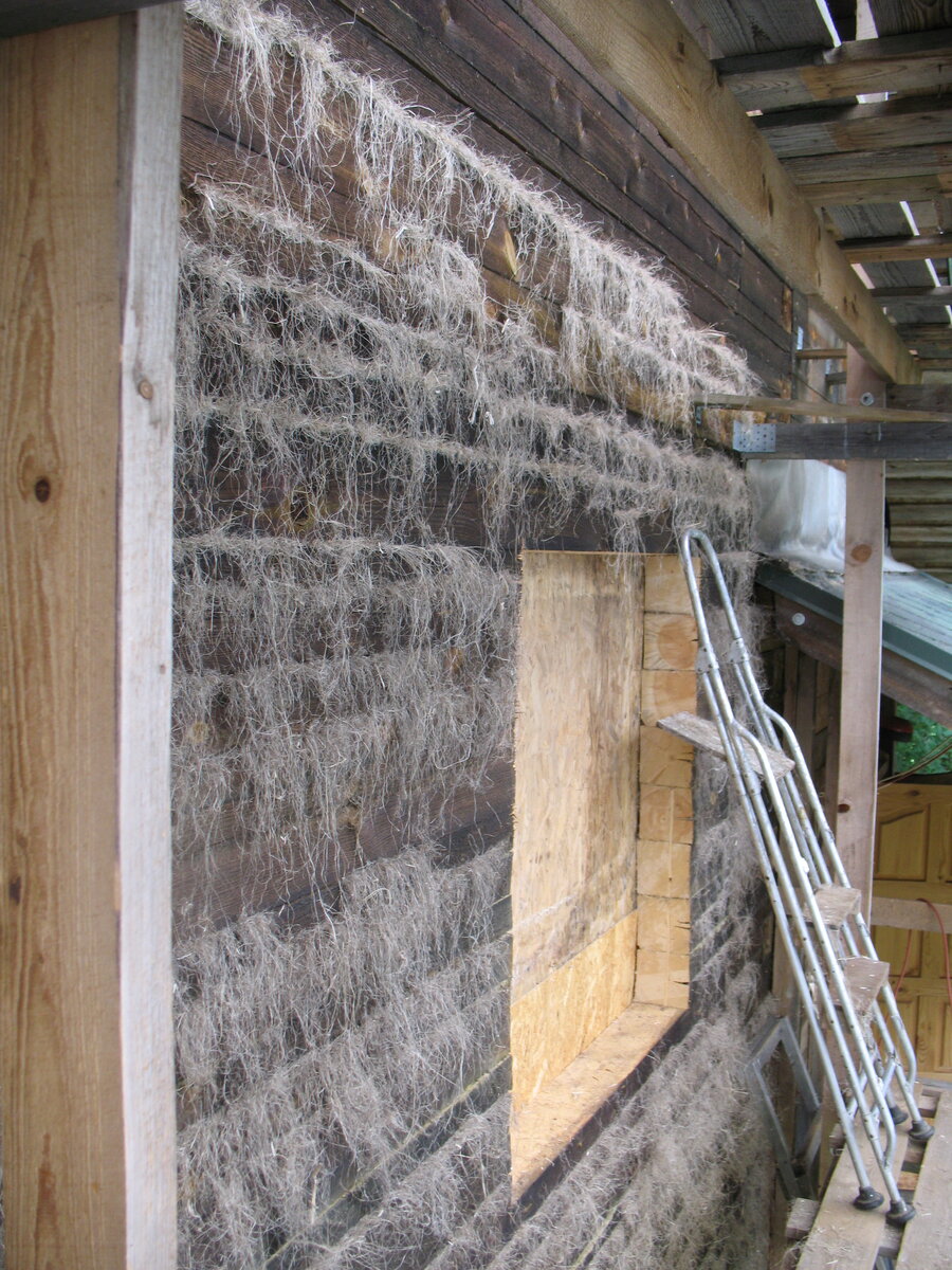 Это не конопатка, а просто уплотнение зазоров и щелей паклей при помощи узкого шпателя. Пакля заходит глубоко в щели и надежно держится. В дальнейшем стена будет дополнительно утепляться плитами из каменной ваты.  
