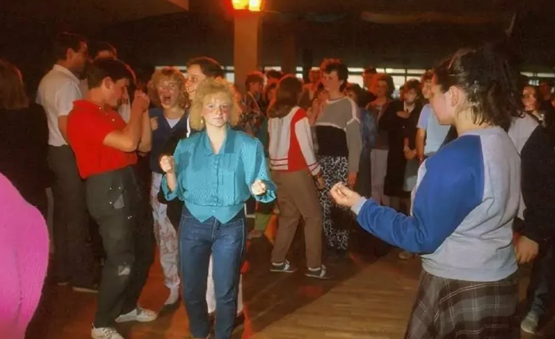 Диско 70 х studio 54. Школьная дискотека 90-х. Дискотеки ссср 80-х годов. Дискотека 80-х ссср. Как танцевали в 90 е на дискотеках.