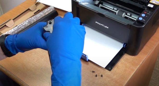 Устанавливаем пробку после установки крышки