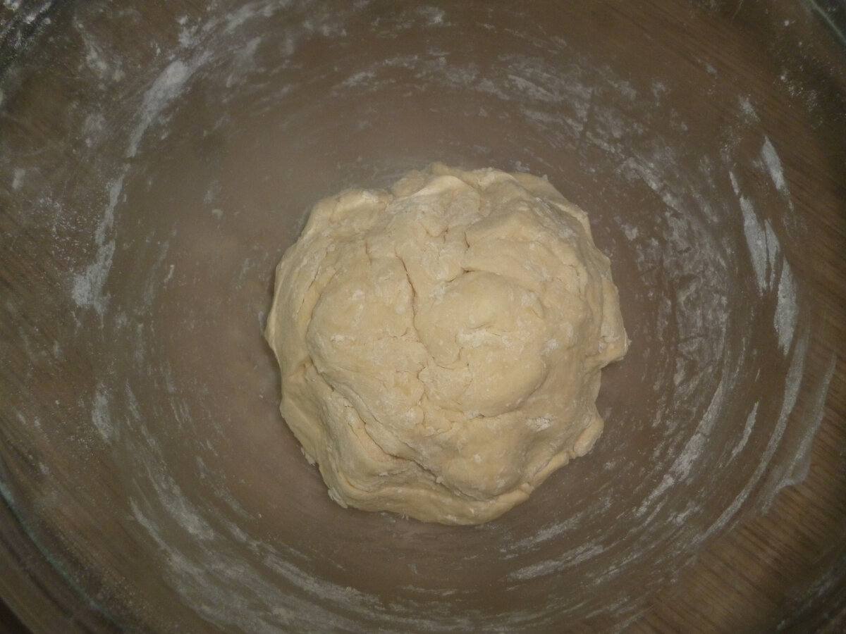 Рецепт песочно дрожжевого теста. Песочно-дрожжевое тесто. Песочно дрожжевое тесто для печенья. Самса-узелок на песочно-дрожжевом тесте. Тесто для пирожков дрожжевое закрытое в чашке под пленкой.