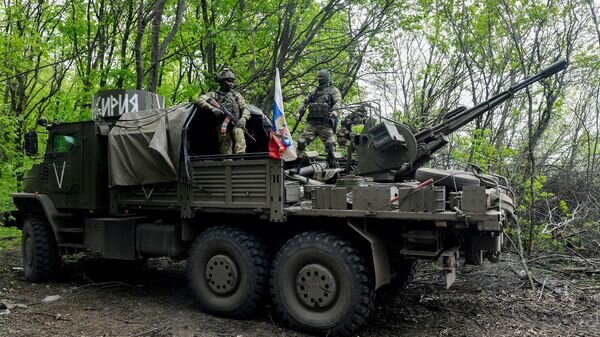    Военнослужащие ВС РФ у зенитной установки ЗУ-23 на базе автомобиля "Урал Торнадо" © РИА Новости