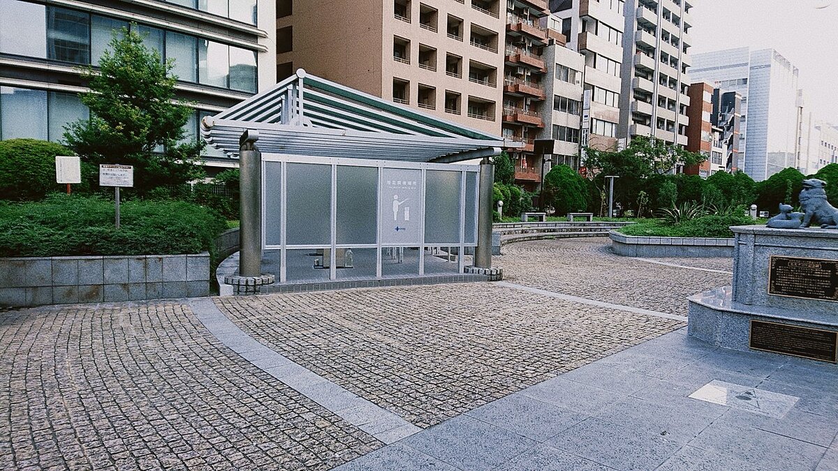 By 経済特区 - Own work, CC BY-SA 4.0, https://commons.wikimedia.org/w/index.php?curid=109592338. Курилка во дворе. Япония, 2021 год