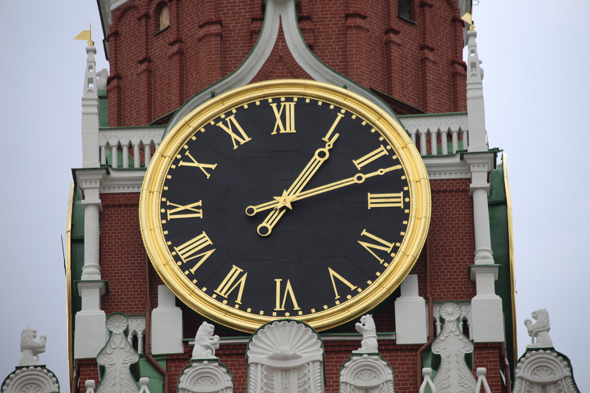 Георгины Кремлевские куранты. Куранты на Спасской башне Московского Кремля. Первые куранты. Куранты звук.