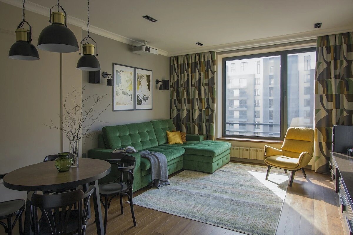 Чтобы с комфортом смотреть кино, установили проектор и выдвижной экран. Помимо этого поставили мощную аудиосистему.