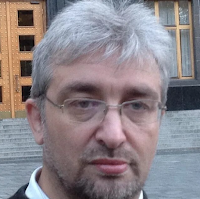 Причин проста - Туркменистан вновь выходит на внешнеполитическую арену после долгих лет закрытости. Мы уже говорили, что эта стран становится полем конкурентной борьбы между Китаем и Турцией, и Сердар заинтересован в хороших отношениях с ними. А для этоИгорь, президенты России и США Владимир Путин и Джо Байден недавно посетили Ближний Восток. Почему у США сейчас возник интерес к Ближнему Востоку? Что сейчас происходит в этой регионе мира?Главная причина поездки Байдена на Ближний Восток - мировой топливный кризис. Россия шантажирует Европу газом. Эмбарго на поставку российской нефти, хотя и вступает и в силу через полгода, усугубляет этот кризис. Главной задачей для Евросоюза становится выход из-под российской нефтегазовой зависимости. Для Запада важно, чтобы у Кремля не было возможности шантажировать Европу. Поэтому заключены соглашения о поставке углеводородов и между ЕС и Азербайджаном, и между Германией и Катаром.Байдену удалось договориться с саудитами о дополнительных поставках?Глава госкорпорации Saudi Aramco - крупнейшего в мире экспортёра нефти - заявил о готовности компании нарастить добычу. Такое заявление невозможно без распоряжения министра энергетики Абдул-Азиза ибн Салмана и наследного принца Мухаммеда ибн Салмана Аль Сауда.Зачем Байден заезжал в Израиль?Этот визит носил характер визита вежливости. Из важного здесь то, что Байден посетил Иерусалим. Дело в том, что общепризнанной в мире столицей Израиля считается Тель-Авив. Никто в мире, кроме США, не признаёт Иерусалим в качестве столицы Израиля. Да и США сделали это только при Трампе в 2017 году. Впрочем, у Трампа вообще было особенное отношение к Израилю.Перейдём к России. Зачем президент Путин летал в Иран? СМИ писали, что Иран будет поставлять в Россию военные беспилотники?То, что Путин просит беспилотники у Ирана, говорит о реальной военной мощи «второй армии мира». Иран находится уже 40 лет под санкциями, но у него просит помощи Россия, которая ежегодно тратит миллиарды долларов на оборону. Официальной информации о продаже беспилотников Ираном России нет. США предупредили Иран, что в этом случае ядерной сделки не будет. А Ирану сейчас не нужно разрывать отношения с Западом. В то же время для Ирана важна позиция РФ в Сирии, которая сейчас поделена на сферы влияния между Турцией, США, Ираном и Россией.При этом на востоке важно не только содержание, но и форма переговоров. И Путин здесь выглядел как проситель. Уже все СМИ отметили, как Путин ждал президента Турции Реджепа Тайипа Эрдогана. И как скромно сидел у стенки во время переговоров с президентом Ирана Эбраимом Раиси.Игорь, каковы интересы Турции в этой ситуации?У президента Турции, с которым Путин встречался в Иране, а затем в Сочи, свои планы. Эрдоган придерживается идеологии пантюркизма. Он хочет создания союза тюркских стран (Турция, Азербайджан, Туркменистан, Казахстан, Узбекистан, Кыргызстан). В Центральной Азии интересы Турции входят в противоречие с интересами Китая, который является союзником России.Нужно отдельно отметить сделку по зерну. Турция является её главным бенефициаром, транзитёром зерна и получит хорошие комиссионные от этой сделки – политические и экономические. Турция укрепляет свои позиции как ведущей державы в Черноморском регионе.Путин сказал, что Россия хочет производить беспилотники «Байрактар» совместно с Турцией.И фактически получил отказ. Для Турции - это элемент торга с США. Турция давно хочет получить от США истребители F15. И Эрдоган будет шантажировать Белый дом этим - мол, если не дадите нам F15, мы будем производить «Байрактары» с Россией. Думаю, до этого дело, конечно, не дойдёт.Игорь, перенесёмся теперь в Центральную Азию и поговорим с событиях в узбекском Каракалпакстане.Узбекистан является ареной конкурентной борьбы между Турцией и Китаем. Китай в предыдущие годы закрепился во всей Центральной Азии, но теперь его оттуда пытается выдавить Турция. Разумеется, при этом можно ожидать, что внешние державы будут разыгрывать в своих интересах карту сепаратизма.Поэтому, что касается волнений в Каракалпакстане, то я вижу в этом многоходовку узбекистанской власти. Вначале президент Шавкат Мирзиёев вбрасывает проект новой Конституции, где аннулируется автономия Каракалпакстана. Там начинаются протестные выступления. Тогда Мирзиёев проводит переговоры и отзывает проект Конституции обратно. При этом лидеры протеста в Каракалпакстане арестованы. Думаю, что Мирзиёев специально сделал эту провокацию, чтобы нейтрализовать лидеров потенциального сепаратизма в Каракалпакстане.Я заметил, что Мирзиёев выглядит вообще более гуманным и демократичным по сравнению со своим соседом из Таджикистана Эмомали Рахмоном, который недавно жестоко расправился с протестующими в Горно-Бадахшанской области.Да, Мирзиёев проводит более сбалансированную внутреннюю и внешнюю политику. Так, его предшественник Мирзоева жестоко боролся с верующими мусульманами. За каждым бородатым устанавливался надзор. Доходило до того, что люди боялись отпускать бороды. Такая политика власти играла на руку радикальным исламистам. Они говорили верующим - видите, как она плохо к вам относится, нужно с этой властью бороться, приходите к нам, будем вести священный джихад.Мирзиёев же провёл либерализацию и в этом направлении. Мусульмане перестали преследоваться. «Талибан» (признан в России террористической организацией) и прочие радикальные исламские проповедники лишились массовой поддержки населения. Это открыло возможность Мирзиёеву для более гибкой внешней политики.Игорь, как я раз хотел спросить тебя про взаимоотношения Узбекистана с «Талибаном» (признан в России террористической организацией) и про намерение узбеков построить Трансафганскую железную дорогу.Да, это интересный проект, в котором очень заинтересован Китай. Китаю нужен Евразийский транспортный коридор из Азии в Европу. Самое важное, что этот коридор не будет проходить через территорию Россию. Значит, её Китай в перспективе считает даже менее желательным для себя коридором, чем Афганистан.Поговорим о Таджикистане. У меня ощущение, что президент Рахмон торгует страхом перед «Талибаном» (признан в России террористической организацией). Он как бы говорит своим соседям и партнёрам: смотрите, у меня тут рядом с юга страшные опасные, безумные талибы. Я вас всех от них защищаю. Для этого мне нужны российское оружие и российские военные базы. Одновременно этим Рахмон оправдывает репрессии внутри страны – мол, если я дам людям хоть сколько-то свободы, отпущу вожжи, то власть в Таджикистане тут же захватят талибы и прочие радикальные исламисты. Насколько я прав?Да, такое может быть. Волнения в Горно-Бадахшанской области Таджикистана, которые проходили там недавно, не имеют никакого отношения к «Талибану» (признан в России террористической организацией). Их причина - во внутренней политике таджикистанского руководства. Самое ужасное, что и подавление протестов в Горном Памире в Таджикистане сопровождалось огромной жестокостью. Десятки людей были убиты, подвергнуты пыткам, брошены в тюрьму.Недавно в Ашгабате завершился Каспийский форум. Странам Каспийского бассейна удалось о чём-то договориться, или разногласия остаются?Разногласия остаются. Спорным является вопрос о статусе Каспийского моря. Иран считает, что море должно делиться поровну между всеми странами Каспийского бассейна, а РФ предлагает поделить море пропорционально длине береговой линии. И это ещё одно доказательство, что Иран и Россия не являются союзниками. Каждое государство защищает свои интересы.Кстати про Ашхабад. В прошлом интервью мы уже говорили, что Сердар Бердымухамедов, когда стал президентом Туркменистана, начал борьбу с женской красотой. Женщинам стали запрещать краситься, закрывали салоны красоты, из продажи изымали губную помаду и лак для ногтей. По народной версии, причина этого в том, что Бердымухамедов пытается так компенсировать некрасивость собственной жены. После международной огласки на уровне ООН и ОБСЕ ситуацию отыграли назад. Мол, законодательно никакого запрета на женскую красоту нет, а во всём виноваты слишком ретивые исполнители на местах. Прокомментируй это. Почему туркменские власти отступили в вопросе о женской красоте?