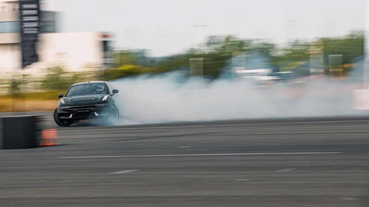 В дрифте Zeekr 001 разогнали до 207,9 км/ч 