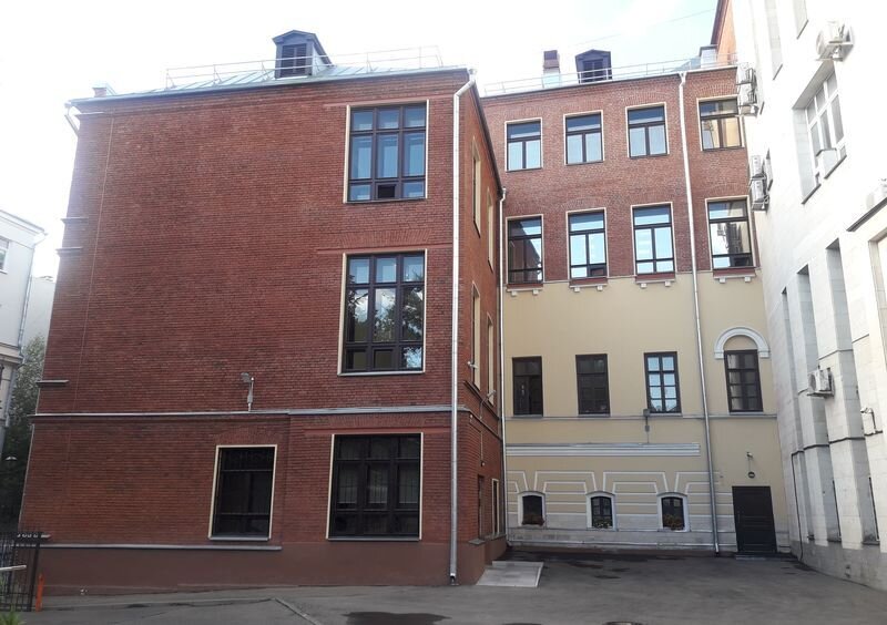 Слева старый корпус Исторической библиотеки (красный) с фасадом древнего особняка (желтый), правее - современная часть библиотеки (белая). Фотография автора 