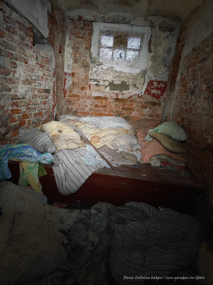 Заброшенная тюрьма-изолятор с камерами, вещами и артефактами тюремной ...