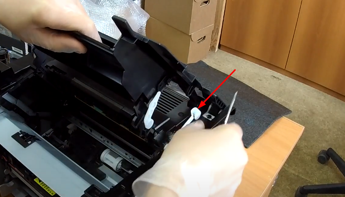 Фото 45. Открываем крышку на задней стенке