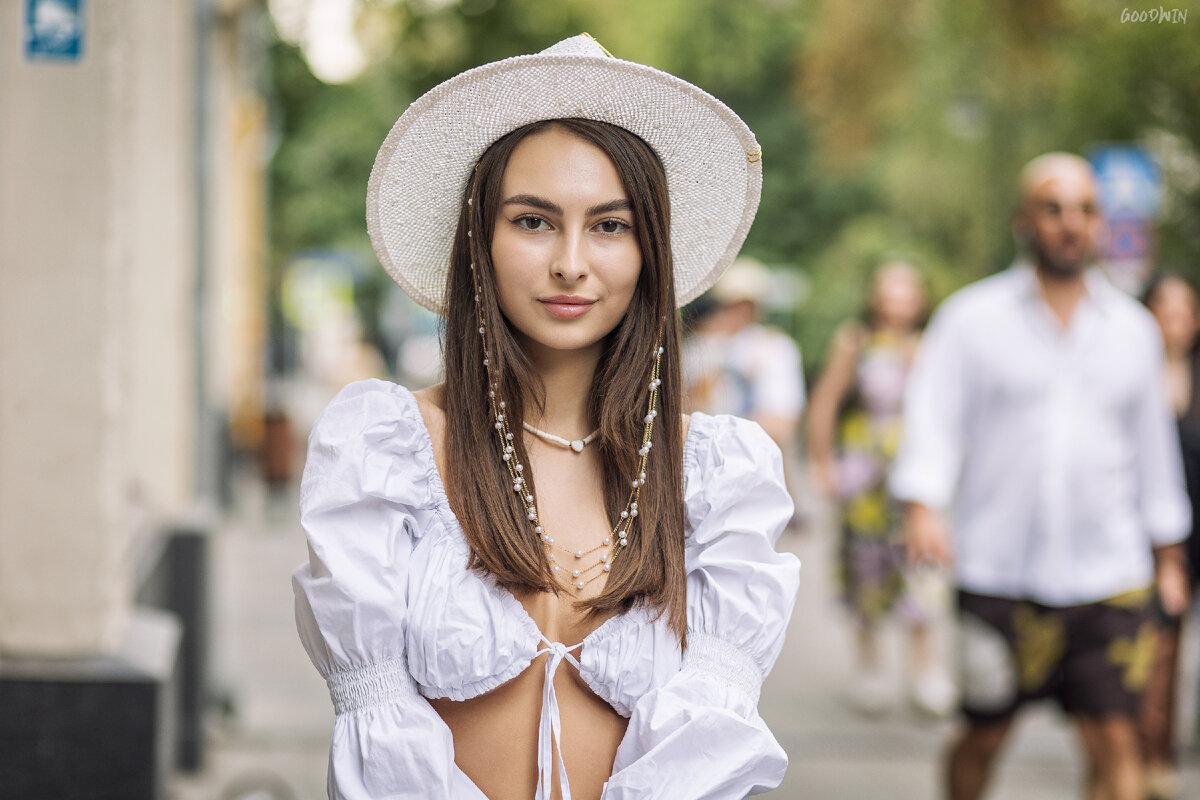 Эвелина: красивая девушка в откровенном наряде в центре Москвы 