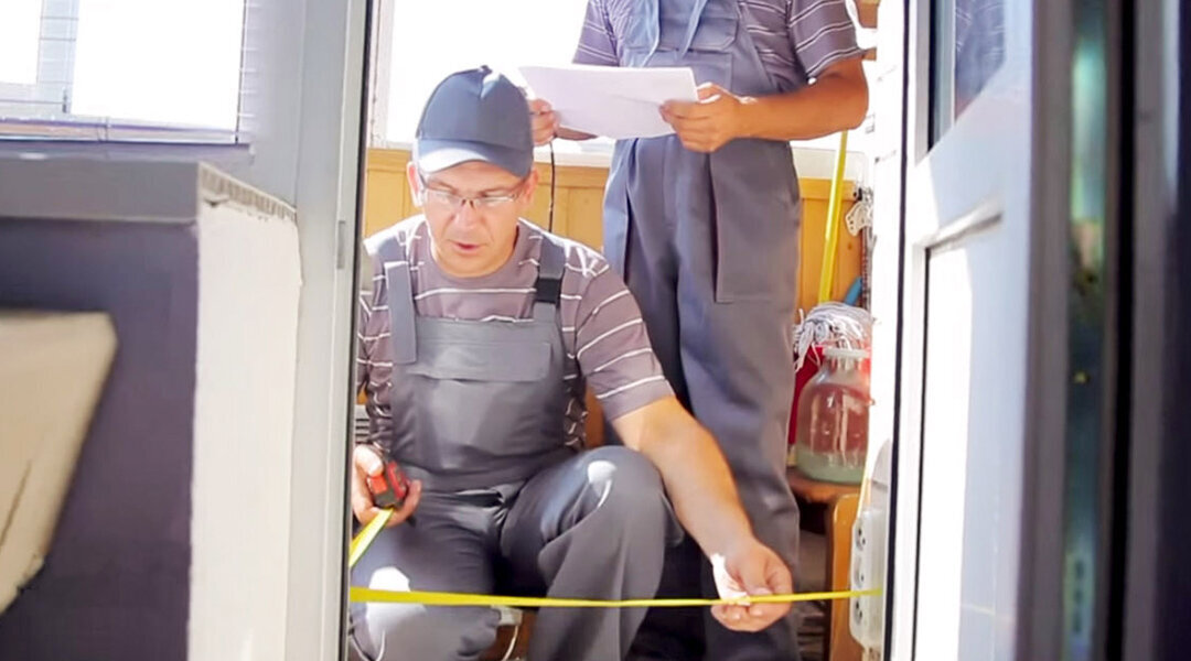 Размеры проема измеряют рулеткой, вертикальность и горизонтальность — уровнем