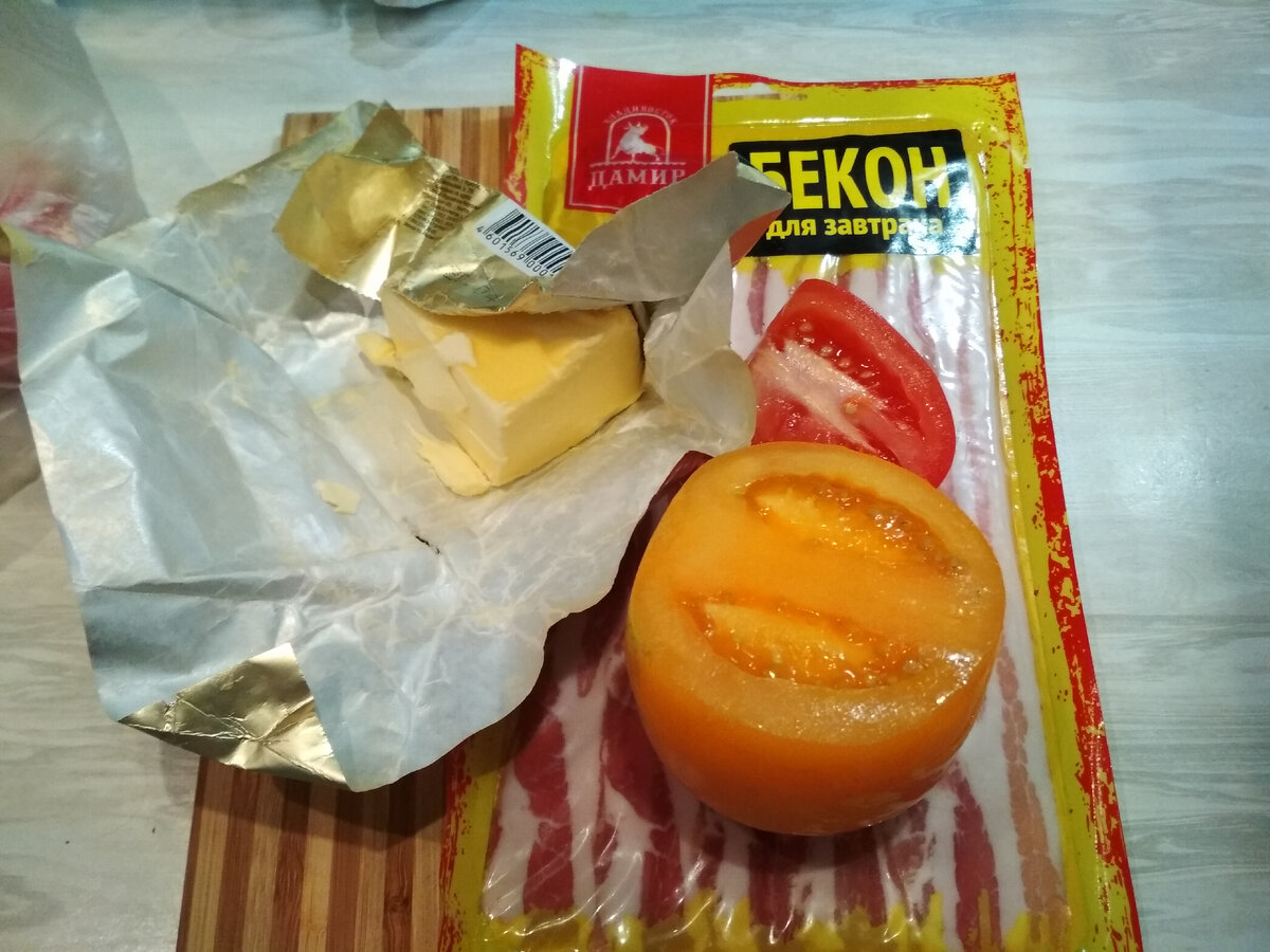 Продукты для приготовления спагетти с беконом.